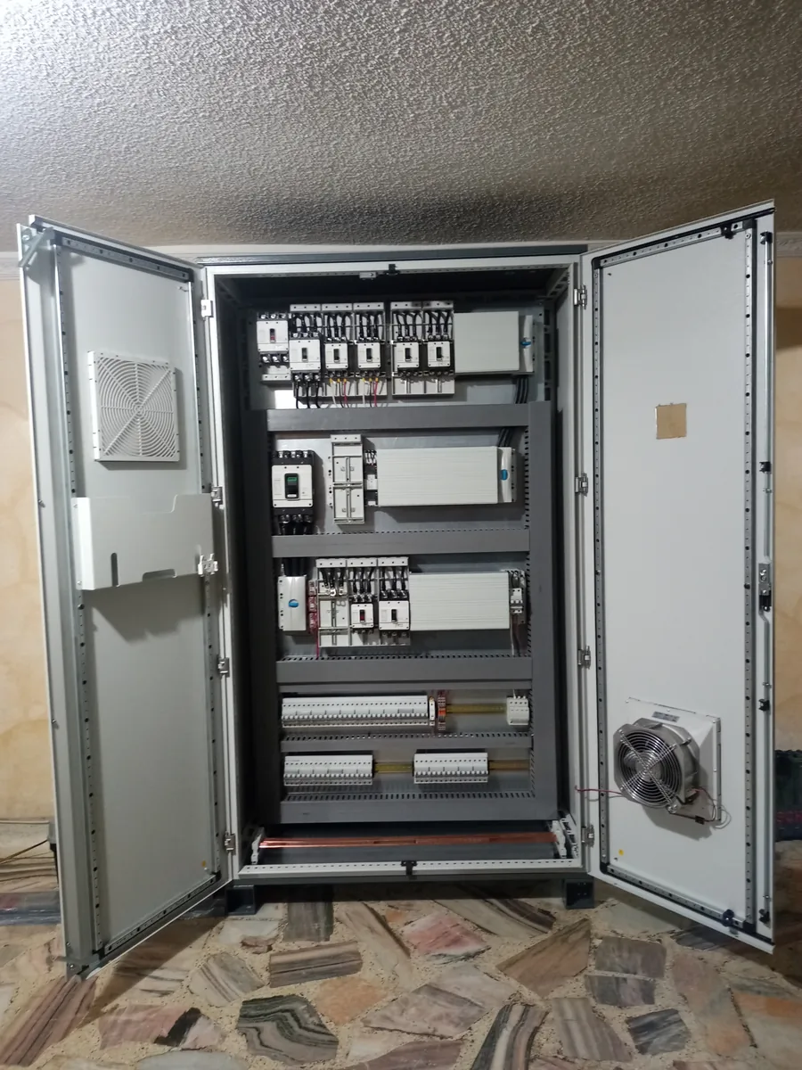 Tablero de doble puerta recién armado, con contactores, fuentes y borneras ordenadas por nivel