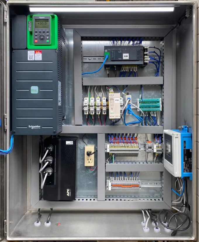 Tablero eléctrico de la estación de cargue con variador Schneider, PLC, protecciones y borneras
