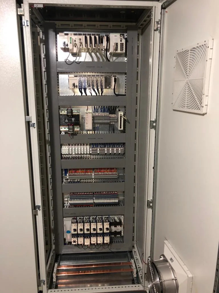 Gabinete de control armado y cableado para el sistema de control tipo DCS de la planta de alimentos