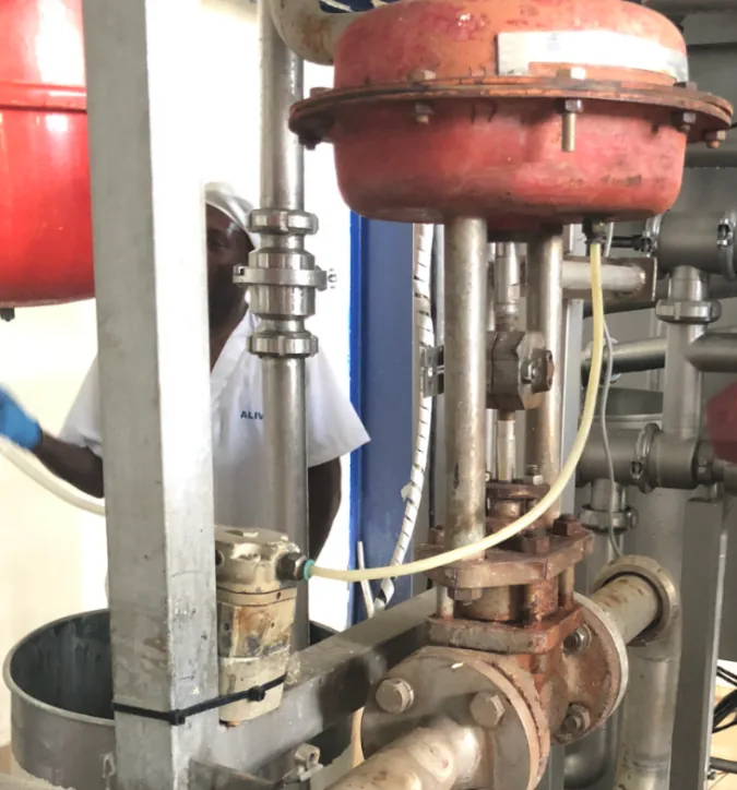 Válvula de control neumática desgastada del pasteurizador, antes de la intervención