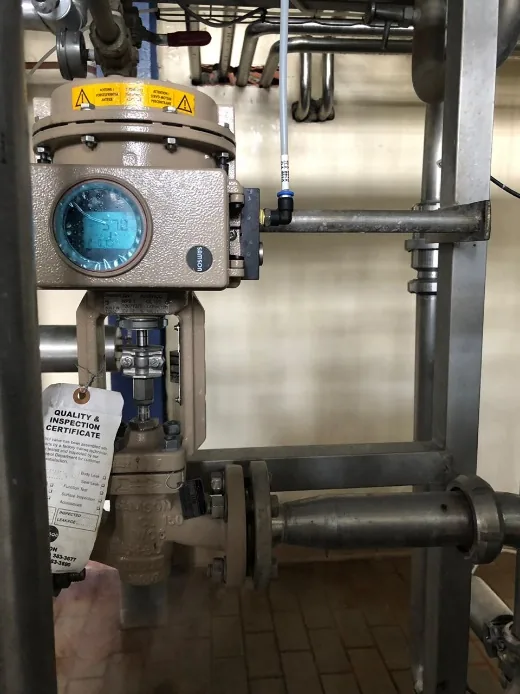 Válvula de control nueva con posicionador, instalada en la línea del pasteurizador