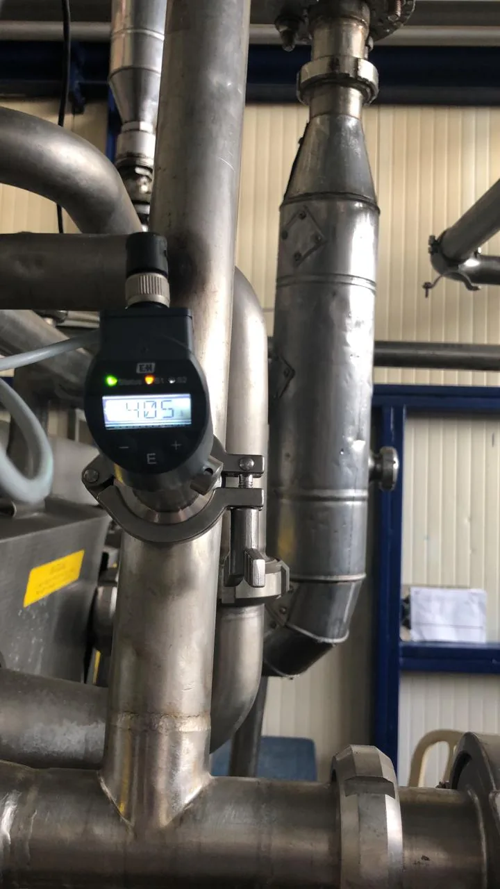 Transmisor digital de campo instalado sobre la tubería del pasteurizador