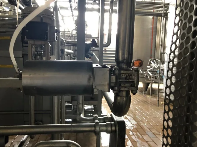 Línea de proceso en acero inoxidable del pasteurizador con la instrumentación ya montada