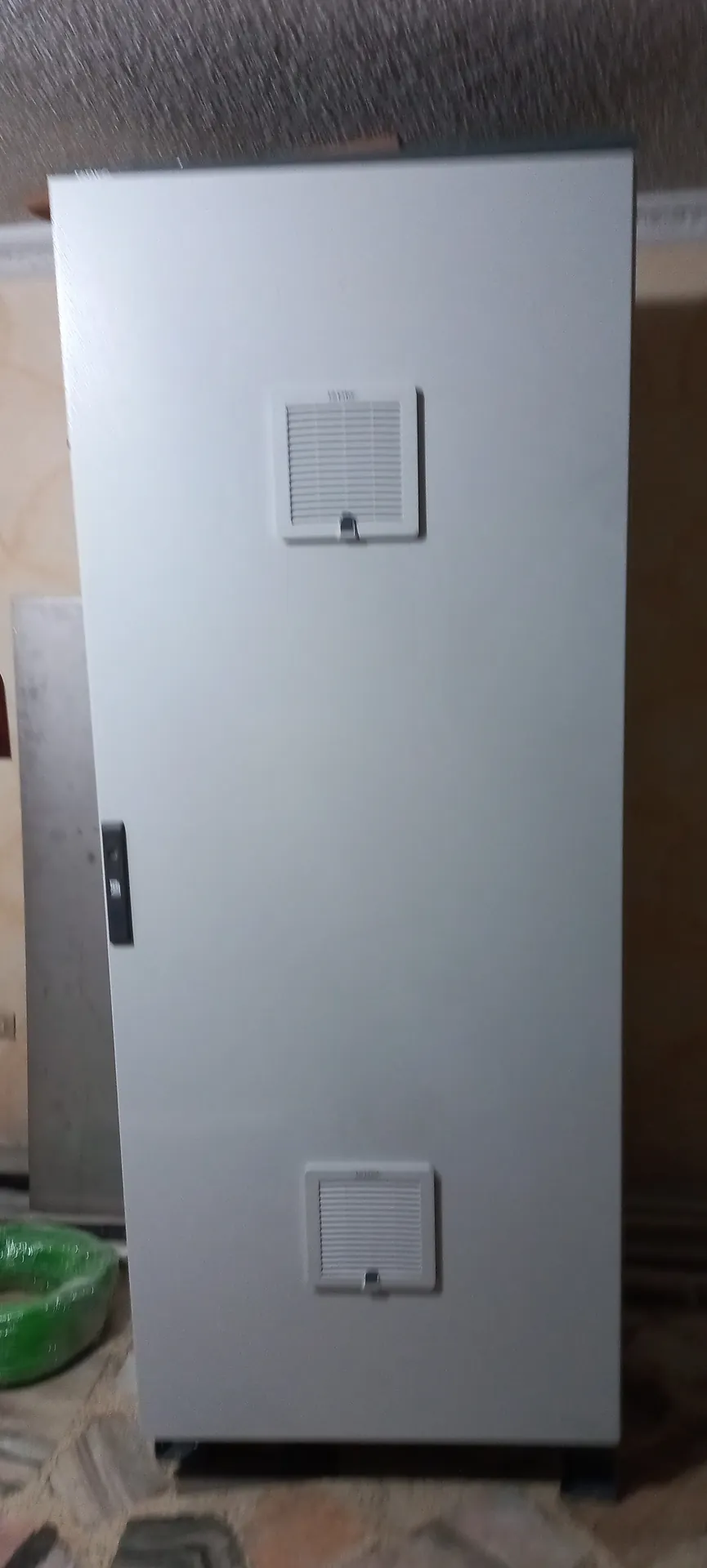 Gabinete metálico terminado en el taller, con rejillas de ventilación y base de zócalo