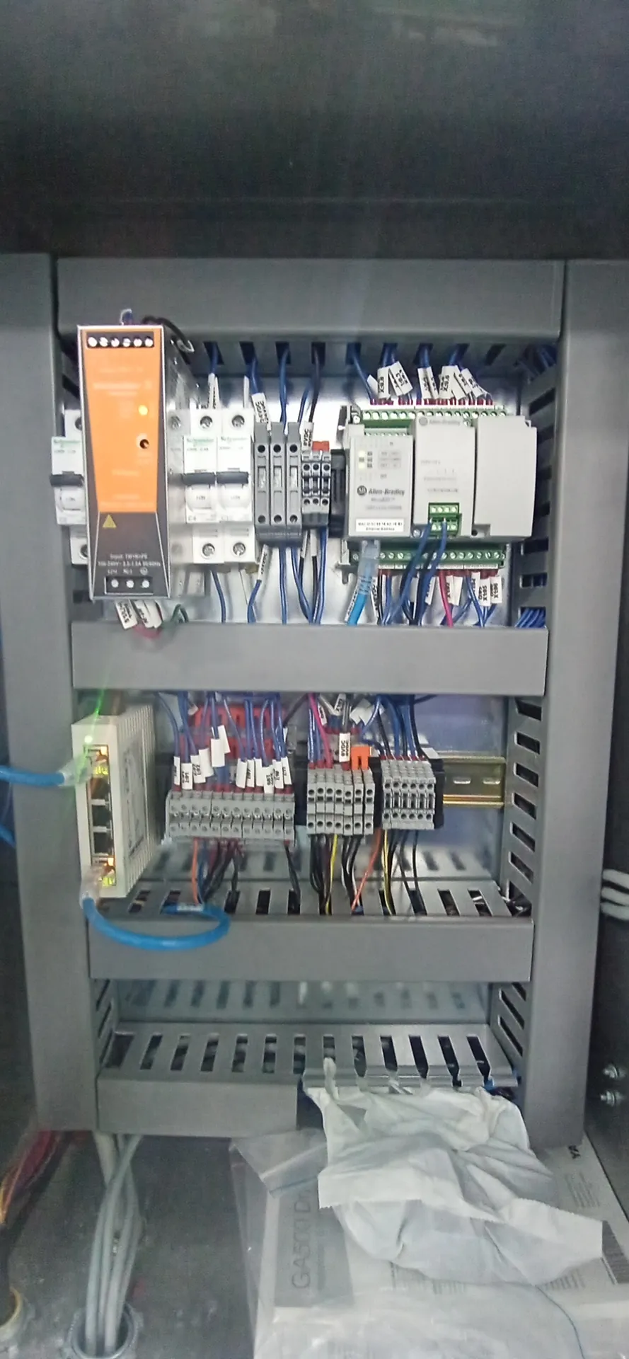 Tablero con PLC compacto, switch de red industrial y fuente conmutada, cableado y marquillado